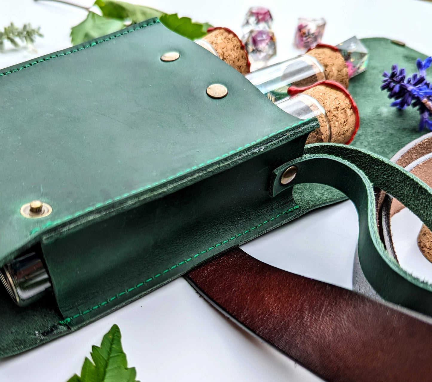 HÜTER DER RELIKTE - WÜRFELTASCHE - LEDER - MIT GLASBEHÄLTERN