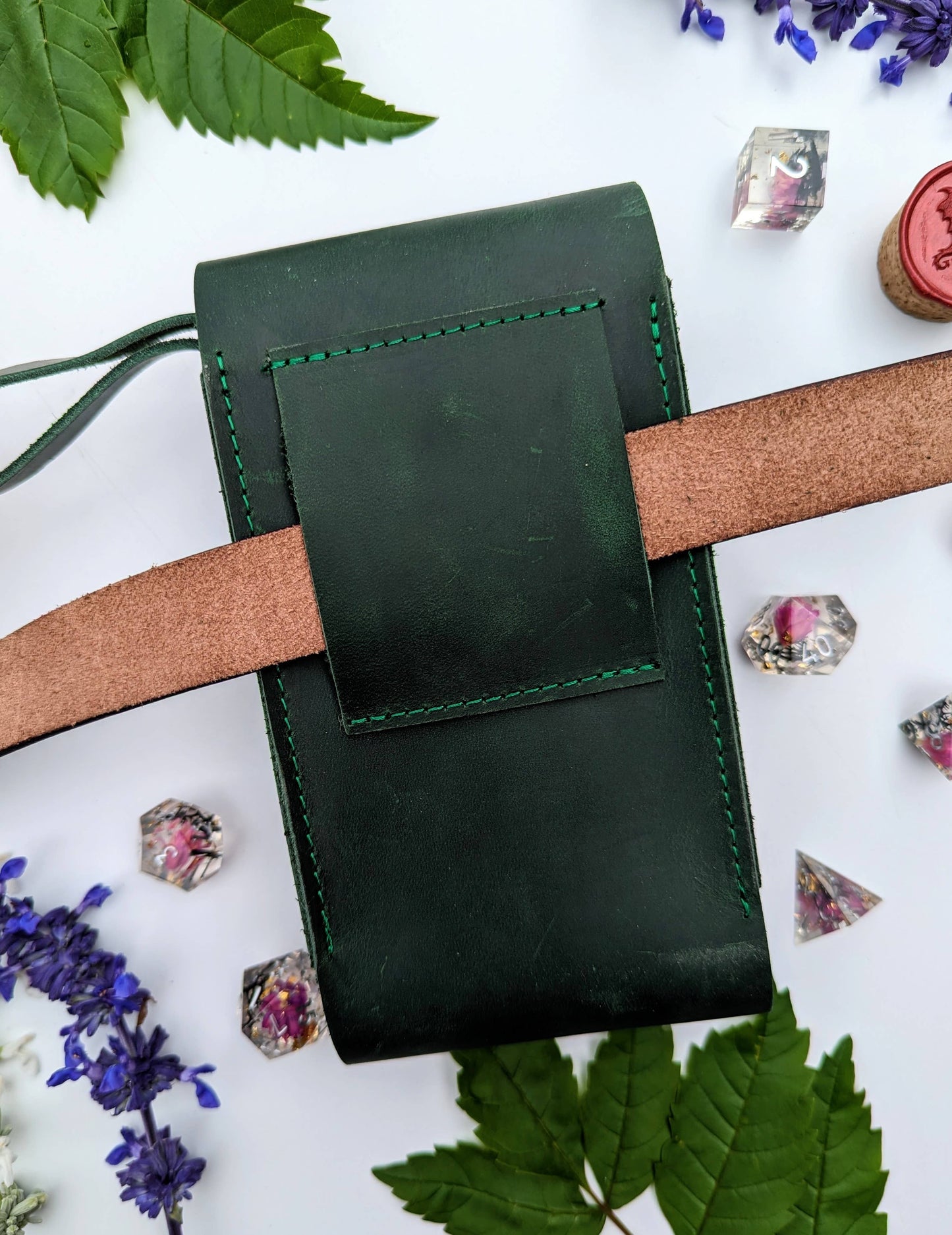 HÜTER DER RELIKTE - WÜRFELTASCHE - LEDER - MIT GLASBEHÄLTERN