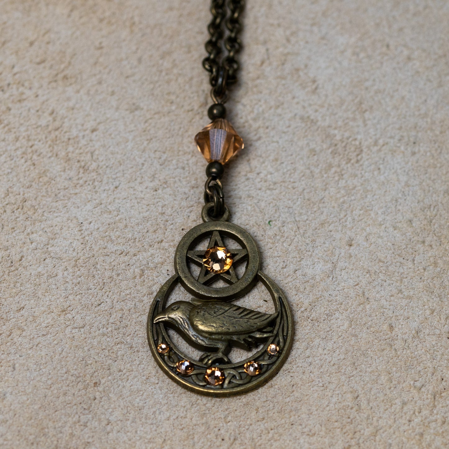 “HUGIN ODER MUNIN” – SCHMUCKSET MIT RABE UND PENTAGRAMM – ANTIQUE BRONZE